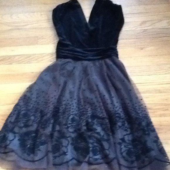 Gorgeous Black Velvet and Tulle Gown - Picture 5 of 7